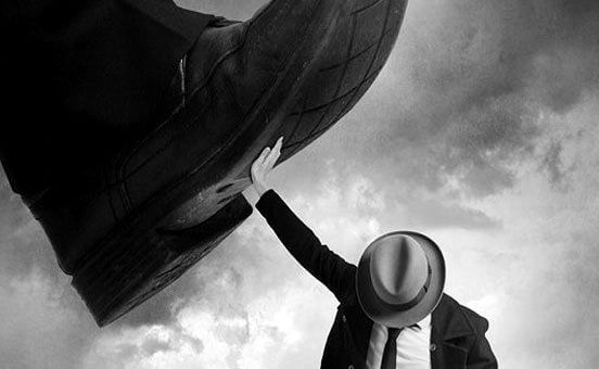 persona que evita que la pisen