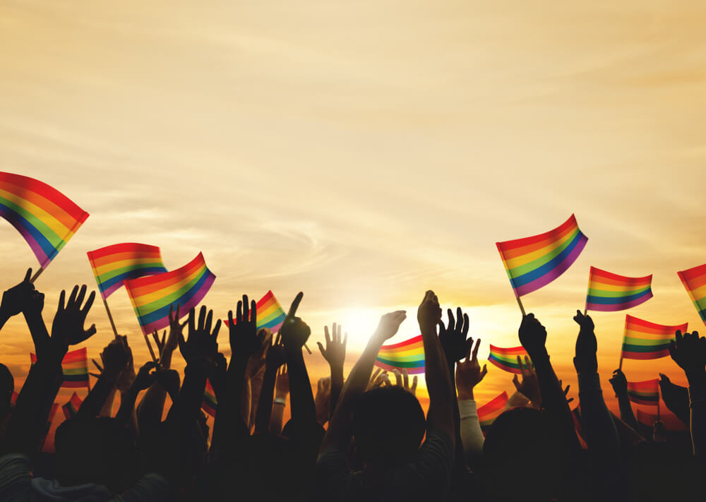 Personas con banderas defendiendo sus derechos a no ser juzgados y expresarse libremente