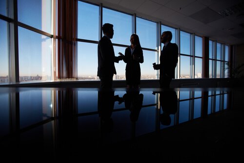 Hombres de negocios trabajando la persuasión