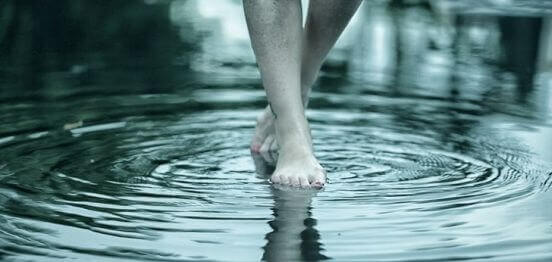 pies andando en un rio