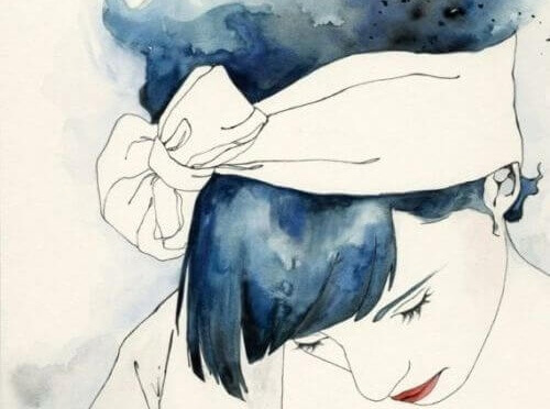 mujer con el cabello azul pensando en el paso a la menopausia