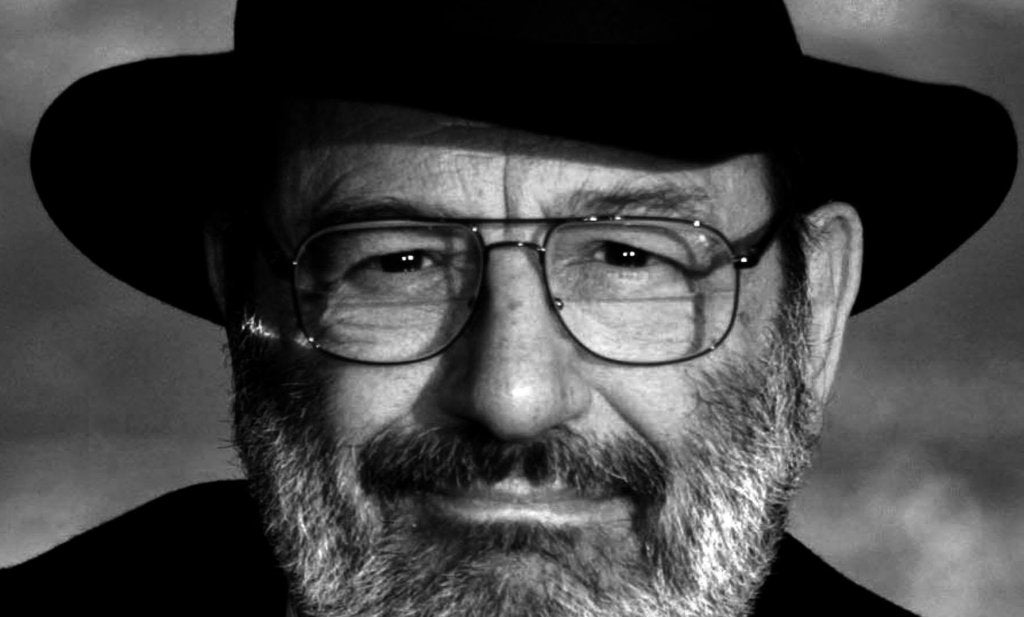 Umberto Eco en blanco y negro