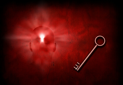 Cabeza de hombre con cerradura y una llave al lado como símbolo de rigidez mental