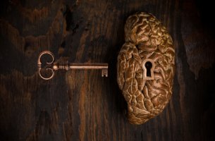 Cerebro con cerradura y una llave al lado