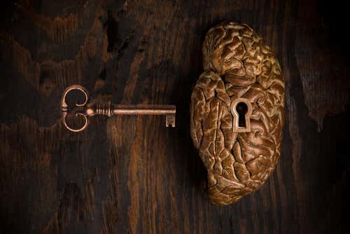 Cerebro con cerradura y una llave al lado simbolizando la antipsiquiatría de David G. Cooper