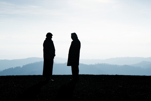 Dos hombres en el campo