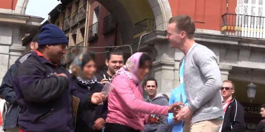 Fanáticos del psv agrediendo a mujeres mendigas