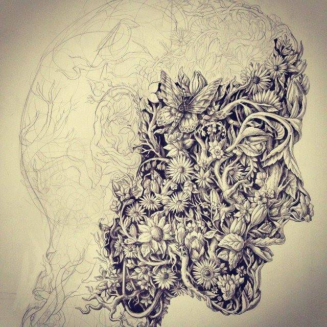 Hombre con máscara hecha de flores