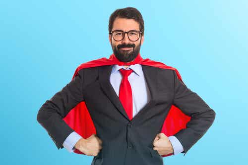 Hombre con una capa roja vestido de superhéroe
