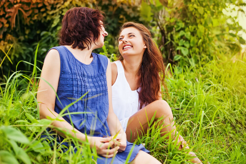 Madre e hija felices en el campo
