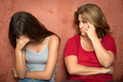 Madre mirando a su hija enfadada mientras llora