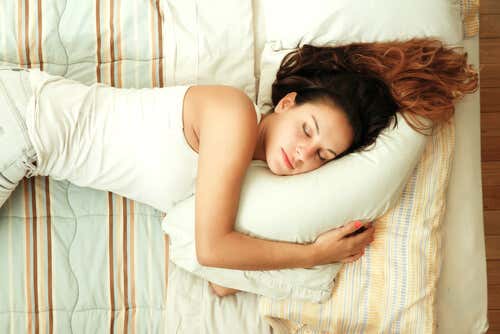 Mujer dormida para representar las fases del sueño