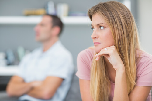 Mujer enfadada con su marido