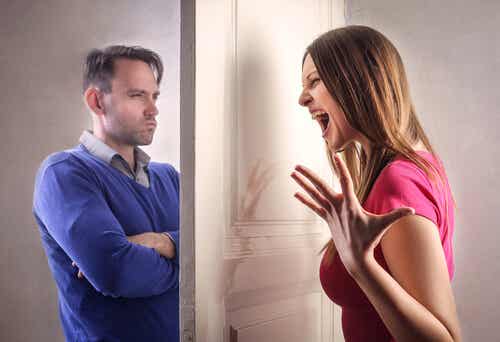 Mujer gritando a su marido detrás de la puerta