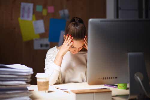 Mujer joven estresada por su trabajo