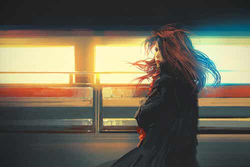 Mujer mirando el tren pasar