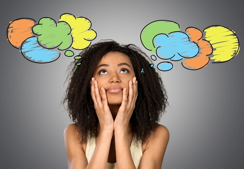 Mujer pensando en sus preocupaciones