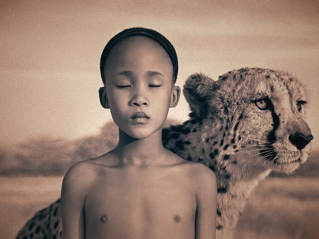 Niño frágil junto a un tigre