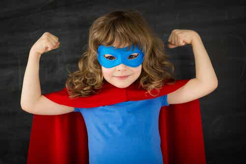 Mała dziewczynka przebrana za superbohatera