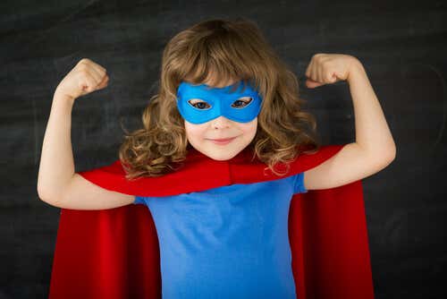 Kind verkleed als superheld waarbij verbeelding belangrijk is