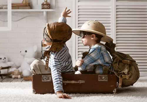 Enfants jouant qu'ils volent montés sur un avion jouet grâce à leur imagination