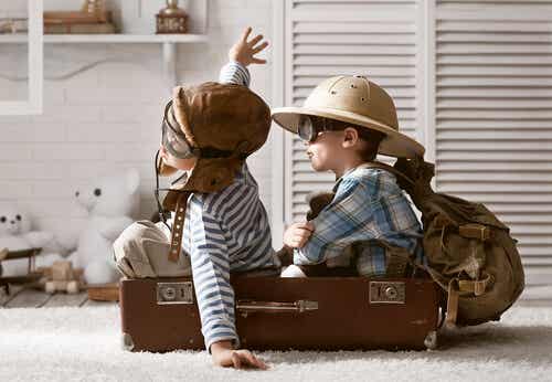 Børn, der leger, at en kuffert er et fly, har en god fantasi