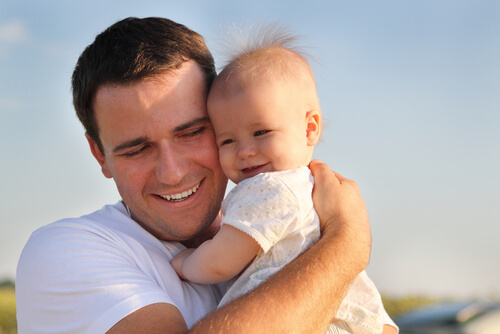 Padre con su hija en brazos