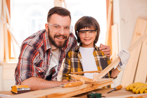 Padre e hijo haciendo bricolaje