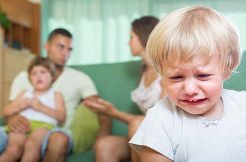Padres discutiendo mientras su hijo llora