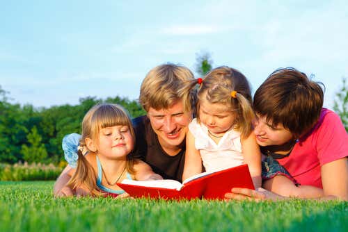 Padres leyendo con sus hijos