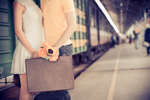 Pareja despidiéndose en una estación de tren