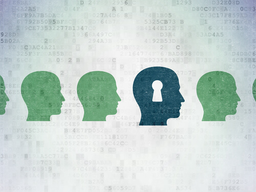 Perfil de cabeza con cerradura rodeada de otras cabezas