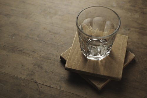 Vaso vacío sobre mesa de madera