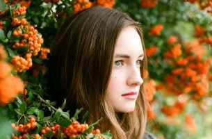 adolescente entre naturaleza