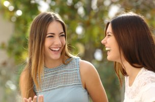 LEnguaje corporal: amigas sonriendo