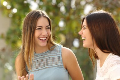 3 trucos de lenguaje corporal que te harán parecer más simpático