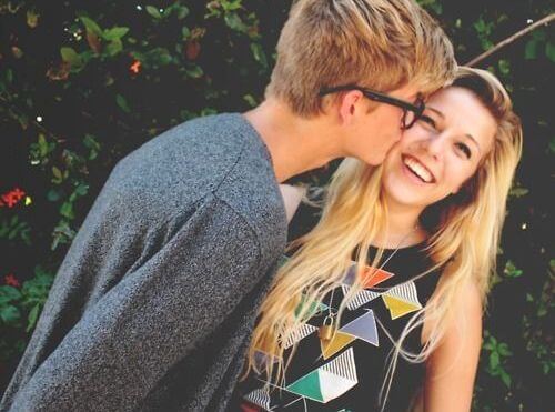 amigos con derechos besándose