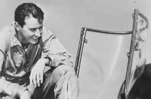 Bob Hoover en su aeroplano