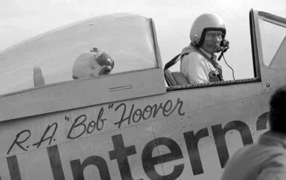 Bob Hoover en un avión
