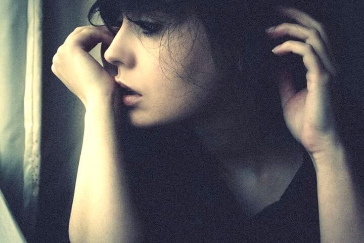 Fille regardant par la fenêtre