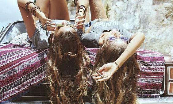 chicas tumbadas en un coche