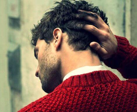 chico con un sueter rojo de espaldas