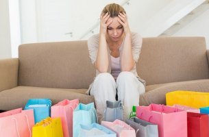 mujer arrepentida de sus compras