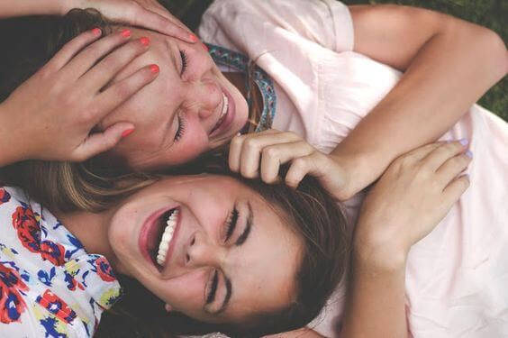 pareja de amigas adolescentes riendo