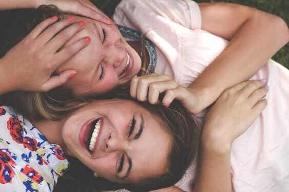 pareja de amigas adolescentes riendo