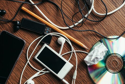 Escritorio desordenado de una persona inteligente