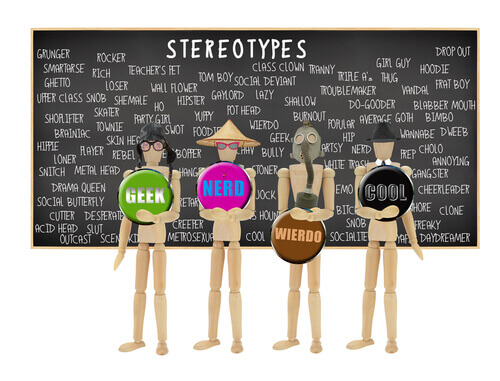 Estereotipos de personas de otros países en muñecos