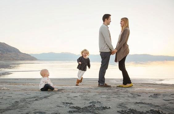 familia con hijos representando el valor del cariño