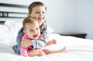 Hermanos representando olores de infancia