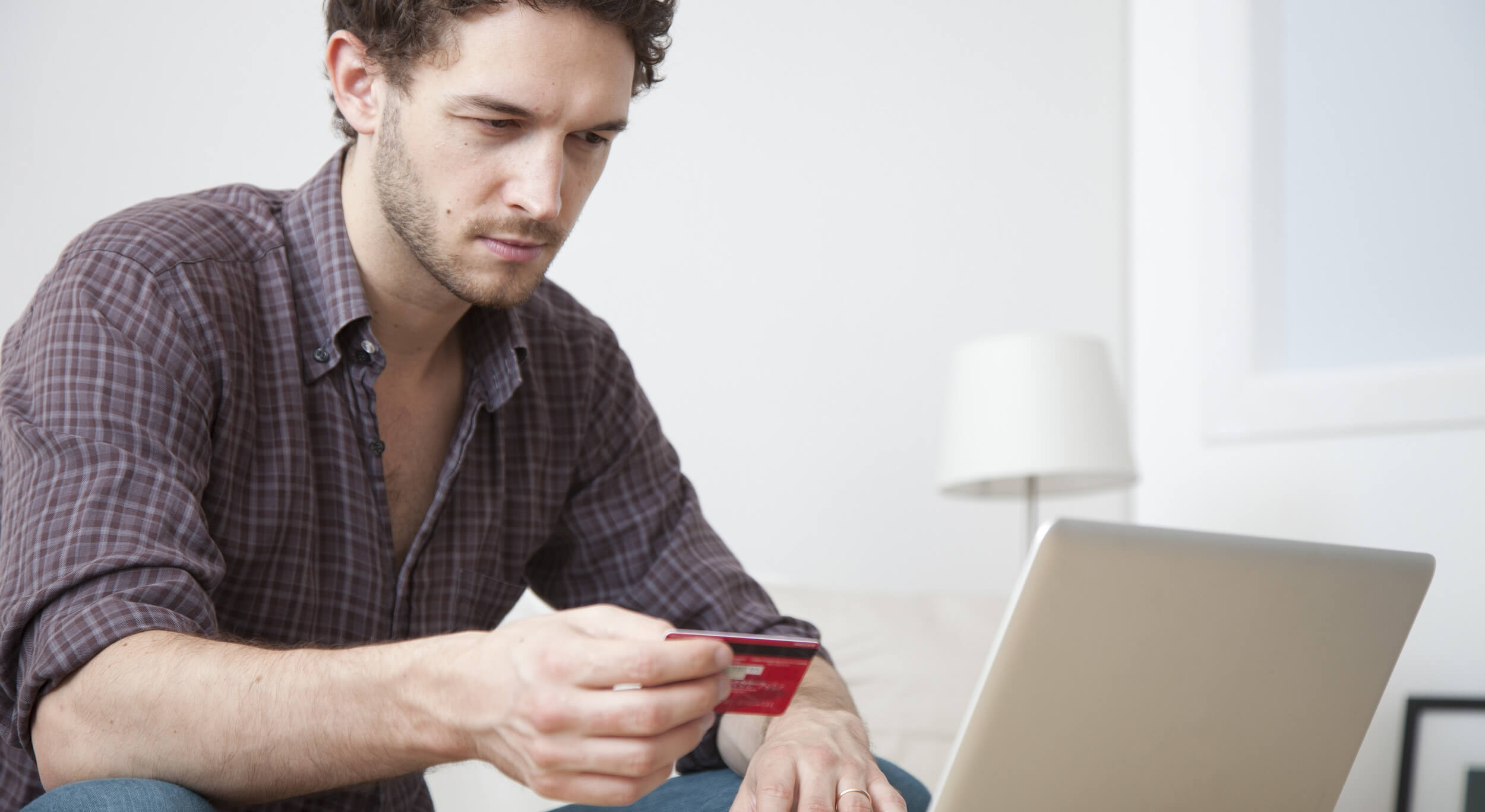 homme représentant un acheteur compulsif